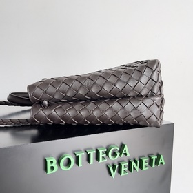 Новая модель Andiamo Bottega Veneta 2025. Новая модель плетеной с