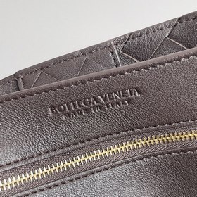 Новая модель Andiamo Bottega Veneta 2025. Новая модель плетеной с