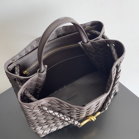 Новая модель Andiamo Bottega Veneta 2025. Новая модель плетеной с