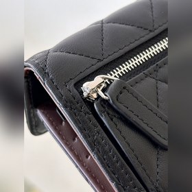 Бренд-клиент предоставил металлическую фурнитуру с логотипом виде
