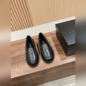 Chanel   Меладе замшевые лоферы с пуговицами, очень милые, кожа