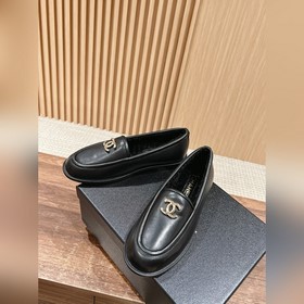 Chanel   Меладе замшевые лоферы с пуговицами, очень милые, кожа