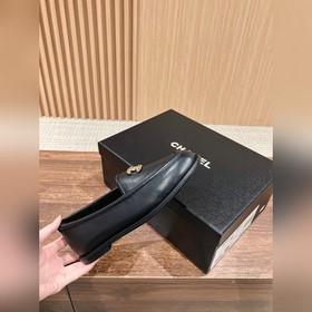 Chanel   Меладе замшевые лоферы с пуговицами, очень милые, кожа