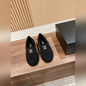 Chanel   Меладе замшевые лоферы с пуговицами, очень милые, кожа