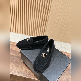 Chanel   Меладе замшевые лоферы с пуговицами, очень милые, кожа