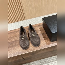 Chanel   Меладе замшевые лоферы с пуговицами, очень милые, кожа