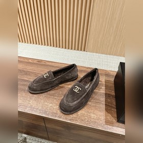 Chanel   Меладе замшевые лоферы с пуговицами, очень милые, кожа