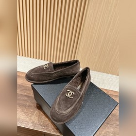 Chanel   Меладе замшевые лоферы с пуговицами, очень милые, кожа