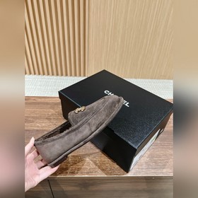 Chanel   Меладе замшевые лоферы с пуговицами, очень милые, кожа