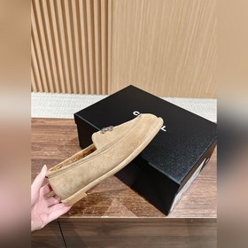 Chanel   Меладе замшевые лоферы с пуговицами, очень милые, кожа