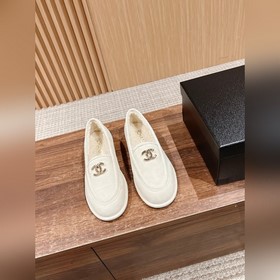 Chanel   Меладе замшевые лодочки с пуговицами. Очень милые, из
