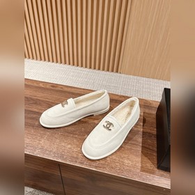 Chanel   Меладе замшевые лодочки с пуговицами. Очень милые, из 