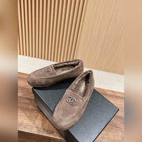 Chanel   Меладе замшевые лоферы с пуговицами, очень милые, кожа
