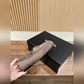 Chanel   Меладе замшевые лоферы с пуговицами, очень милые, кожа
