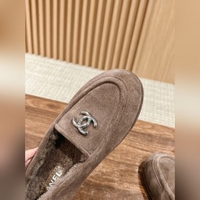 Chanel   Меладе замшевые лоферы с пуговицами, очень милые, кожа