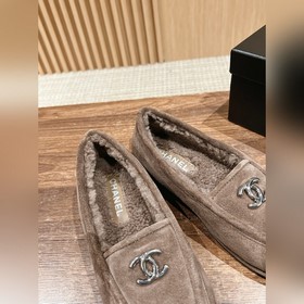 Chanel   Меладе замшевые лоферы с пуговицами, очень милые, кожа