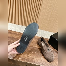 Chanel   Меладе замшевые лоферы с пуговицами, очень милые, кожа