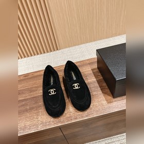 Chanel   Меладе замшевые лоферы с пуговицами, очень милые, кожа