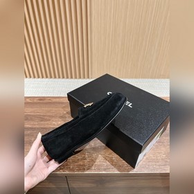 Chanel   Меладе замшевые лоферы с пуговицами, очень милые, кожа