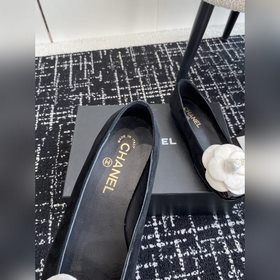 Chanel 24ss Новые туфли Mary Jane с квадратным носком и камелией 