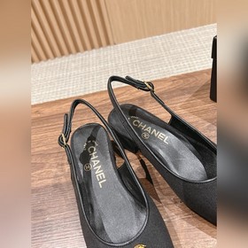 # Новейшие сандалии Chanel с квадратным носком и толстым каблуком
