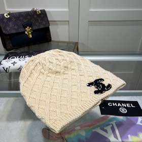 Официальный сайт Chanel представляет качественную шерстяную шапку