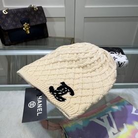 Официальный сайт Chanel представляет качественную шерстяную шапку