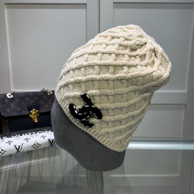 Официальный сайт Chanel представляет качественную шерстяную шапку