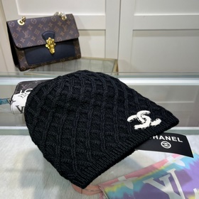 Официальный сайт Chanel представляет качественную шерстяную шапку