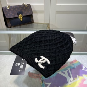 Официальный сайт Chanel представляет качественную шерстяную шапку