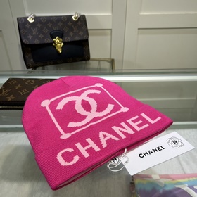Качественная вязаная шапка из кашемира и шерсти от Chanel. Модная