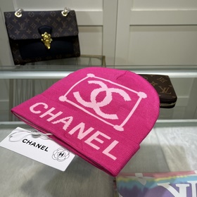 Качественная вязаная шапка из кашемира и шерсти от Chanel. Модная