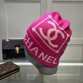 Качественная вязаная шапка из кашемира и шерсти от Chanel. Модная