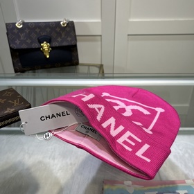 Качественная вязаная шапка из кашемира и шерсти от Chanel. Модная