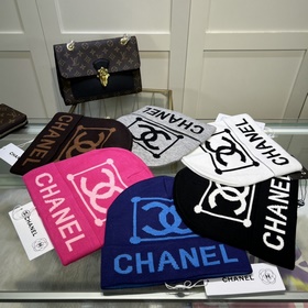 Качественная вязаная шапка из кашемира и шерсти от Chanel. Модная