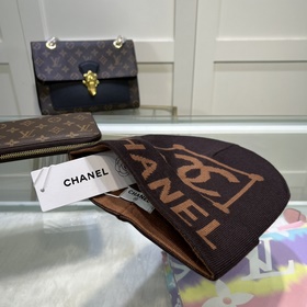 Качественная вязаная шапка из кашемира и шерсти от Chanel. Модная