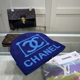 Качественная вязаная шапка из кашемира и шерсти от Chanel. Модная