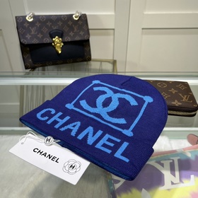 Качественная вязаная шапка из кашемира и шерсти от Chanel. Модная