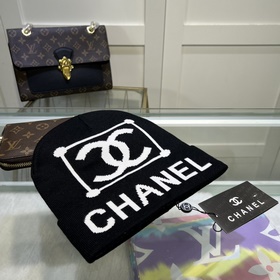 Качественная вязаная шапка из кашемира и шерсти от Chanel. Модная