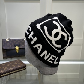 Качественная вязаная шапка из кашемира и шерсти от Chanel. Модная