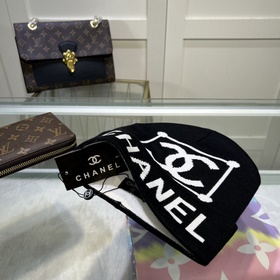 Качественная вязаная шапка из кашемира и шерсти от Chanel. Модная