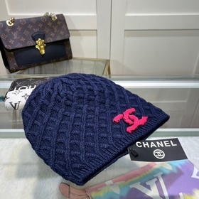 Официальный сайт Chanel представляет качественную шерстяную шапку