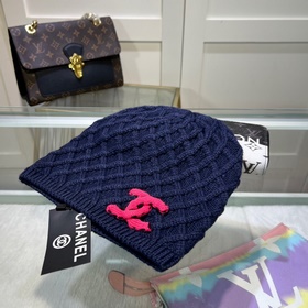 Официальный сайт Chanel представляет качественную шерстяную шапку