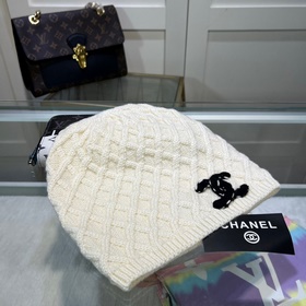 Официальный сайт Chanel представляет качественную шерстяную шапку