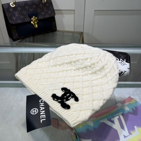 Официальный сайт Chanel представляет качественную шерстяную шапку