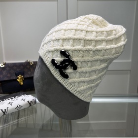 Официальный сайт Chanel представляет качественную шерстяную шапку