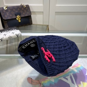 Официальный сайт Chanel представляет качественную шерстяную шапку