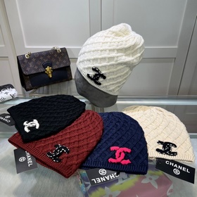 Официальный сайт Chanel представляет качественную шерстяную шапку