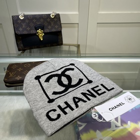 Качественная вязаная шапка из кашемира и шерсти от Chanel. Модная