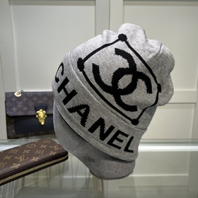 Качественная вязаная шапка из кашемира и шерсти от Chanel. Модная